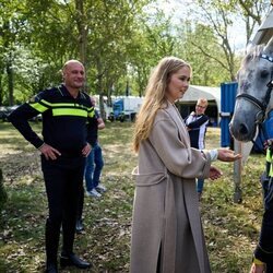 Amalia de Holanda ante un caballo de la Escolta de Caballería