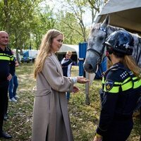 Amalia de Holanda ante un caballo de la Escolta de Caballería