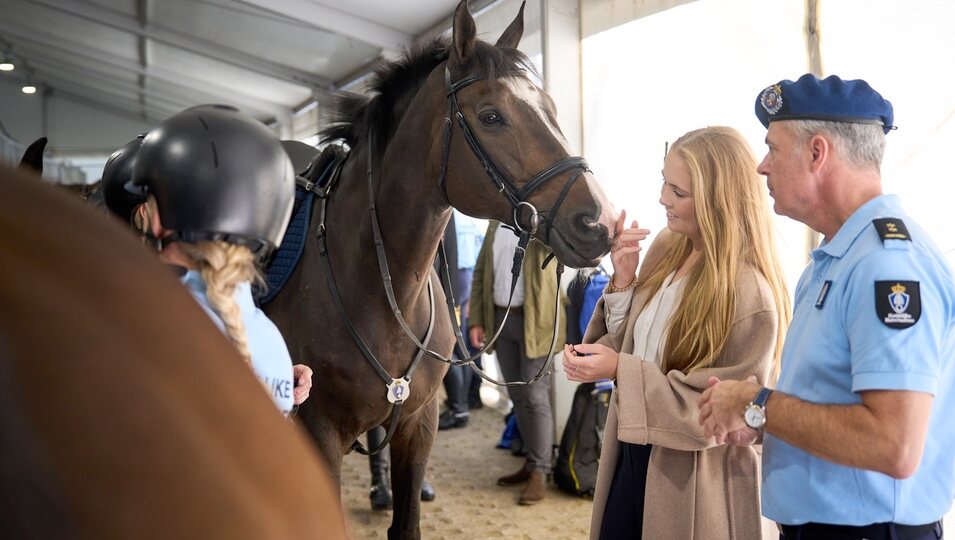 Amalia de Holanda acariciando a un caballo de la Escolta de Caballería