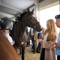 Amalia de Holanda acariciando a un caballo de la Escolta de Caballería