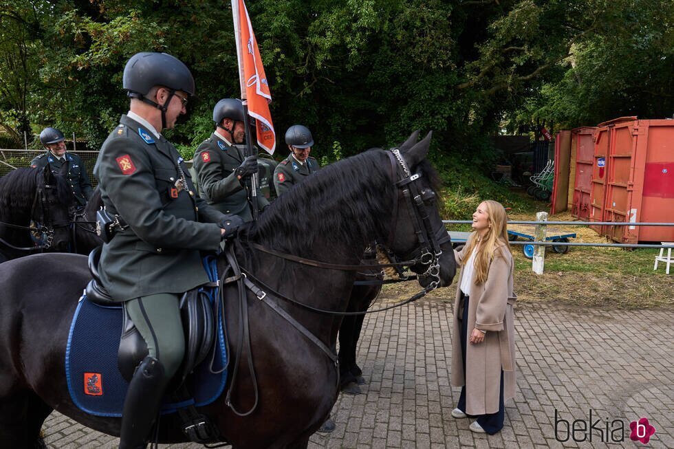 Amalia de Holanda ante jinetes y caballos de la Escolta de Caballería