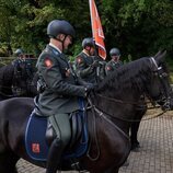 Amalia de Holanda ante jinetes y caballos de la Escolta de Caballería