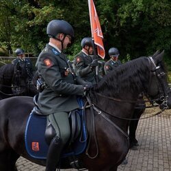 Amalia de Holanda ante jinetes y caballos de la Escolta de Caballería