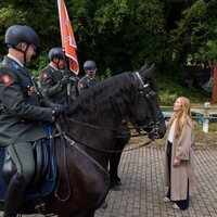 Amalia de Holanda ante jinetes y caballos de la Escolta de Caballería