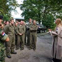 Amalia de Holanda hablando con la Escolta de Caballería en su visita oficial en solitario