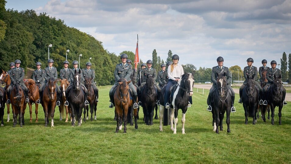 Amalia de Holanda montada a caballo con la Escolta de Caballería en una visita oficial