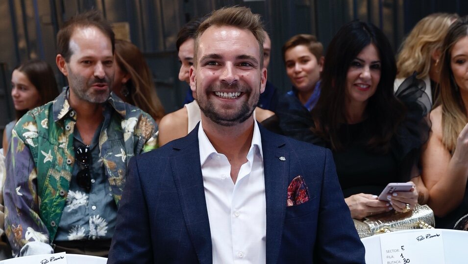 José María Almoguera posa en el front row del desfile de Félix Ramiro