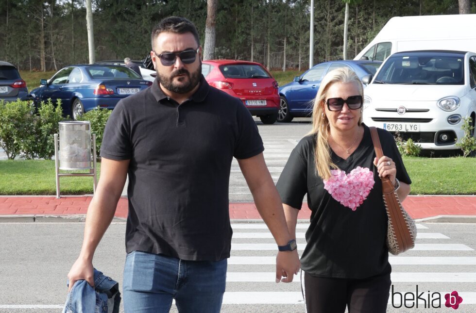 Belén Esteban y Miguel Marcos llegando al tanatorio para el último adiós de Jimmy Giménez-Arnau