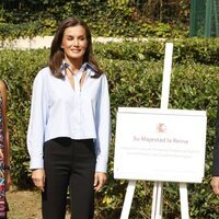 La Reina Letizia con una placa conmemorativa de su visita a un instituto de Castro-Urdiales