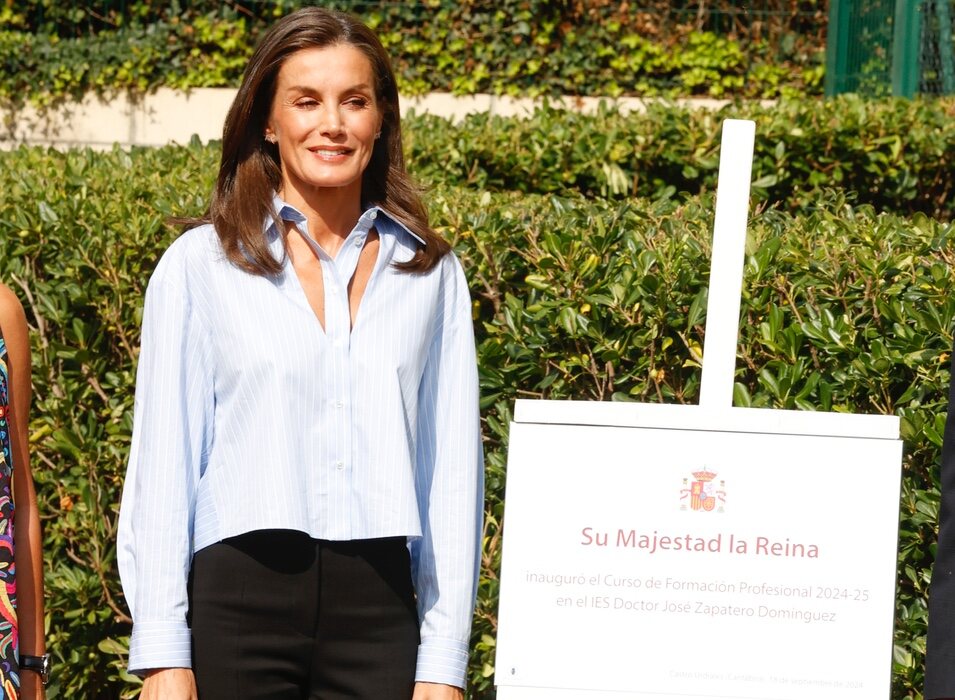 La Reina Letizia con una placa conmemorativa de su visita a un instituto de Castro-Urdiales