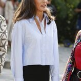 La Reina Letizia con una camisa cropped de Victoria Beckham para Mango en Castro-Urdiales