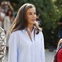 La Reina Letizia con una camisa cropped de Victoria Beckham para Mango en Castro-Urdiales