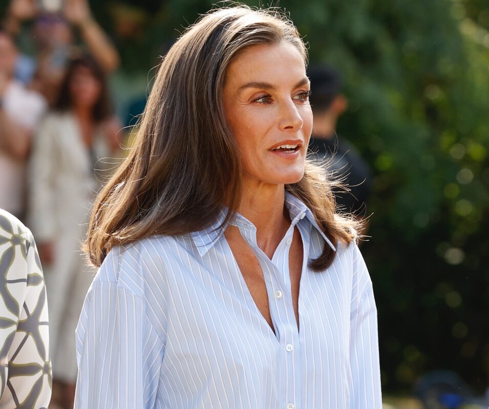 La Reina Letizia con una camisa cropped de Victoria Beckham para Mango en Castro-Urdiales