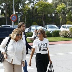 Gema López, Pilar Vidal y Alberto Díaz en el tanatorio para despedirse de Jimmy Giménez-Arnau