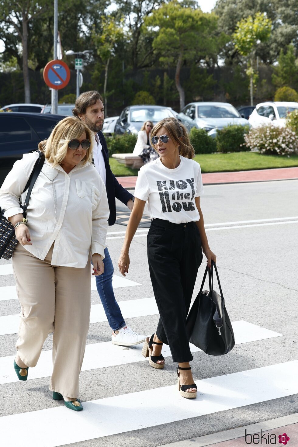 Gema López, Pilar Vidal y Alberto Díaz en el tanatorio para despedirse de Jimmy Giménez-Arnau