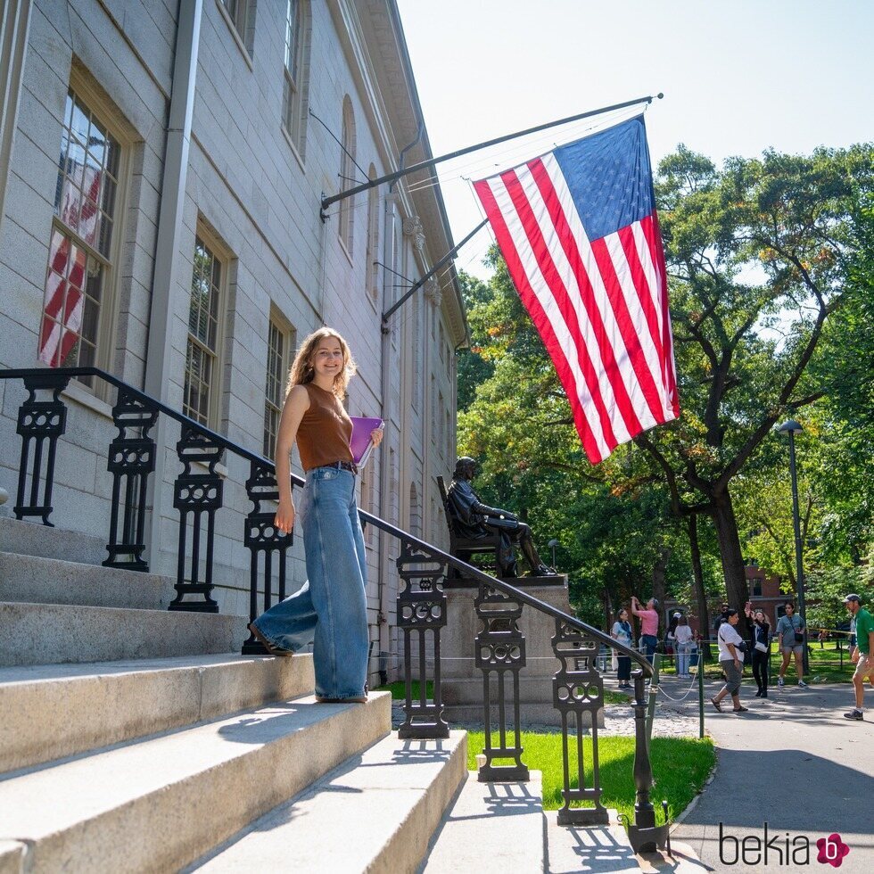 Elisabeth de Bélgica con la bandera de Estados Unidos en Harvard