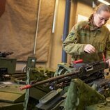 Ingrid Alexandra de Noruega con un arma durante su servicio militar