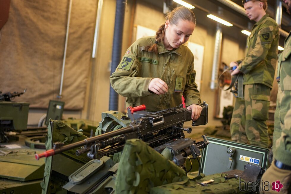 Ingrid Alexandra de Noruega con un arma durante su servicio militar