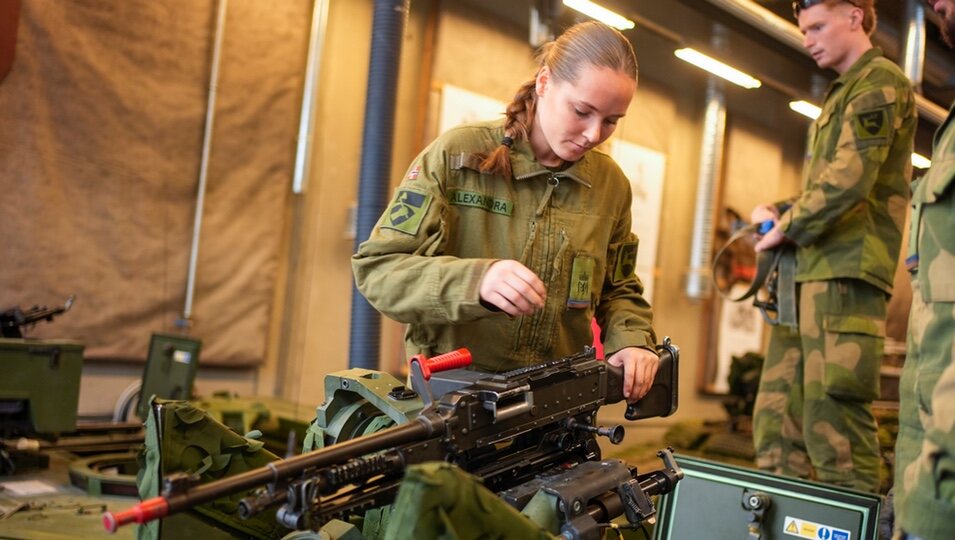 Ingrid Alexandra de Noruega con un arma durante su servicio militar