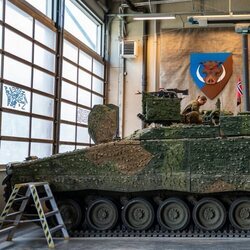 Ingrid Alexandra de Noruega en un tanque para unas maniobras durante su servicio militar