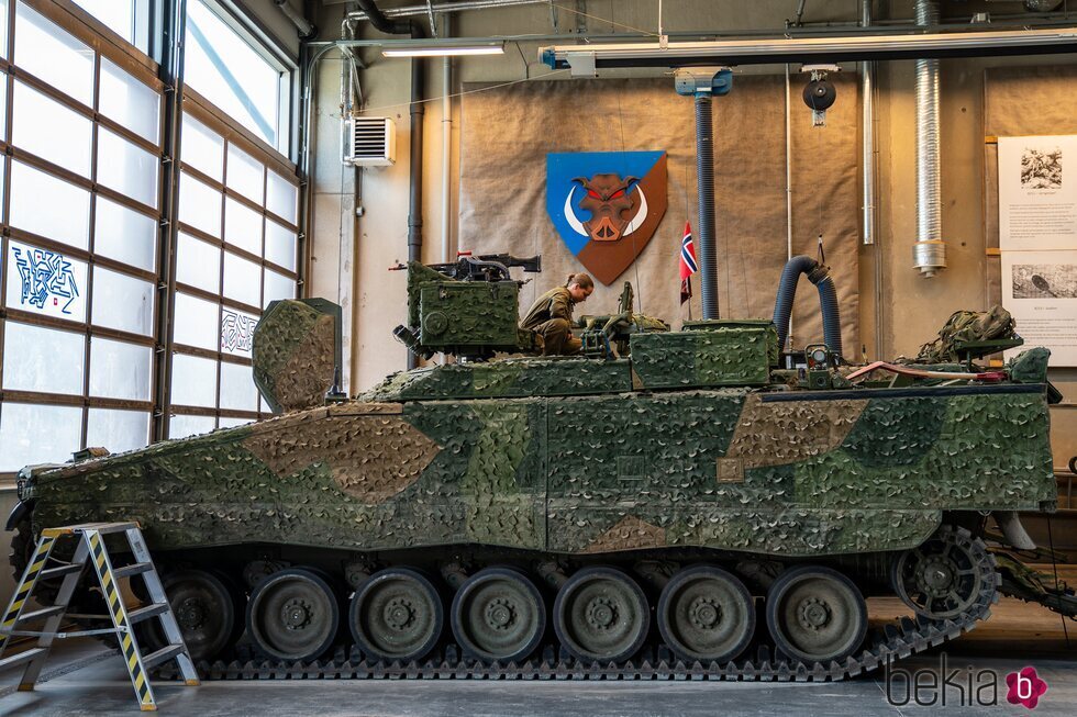 Ingrid Alexandra de Noruega en un tanque para unas maniobras durante su servicio militar