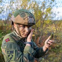 Ingrid Alexandra de Noruega aplicándose camuflaje facial durante su servicio militar