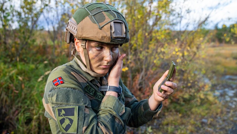 Ingrid Alexandra de Noruega aplicándose camuflaje facial durante su servicio militar