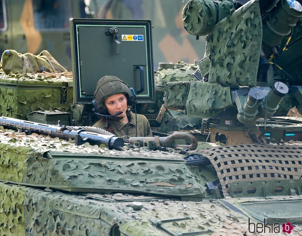 Ingrid Alexandra de Noruega en un tanque durante su servicio militar en Skjold