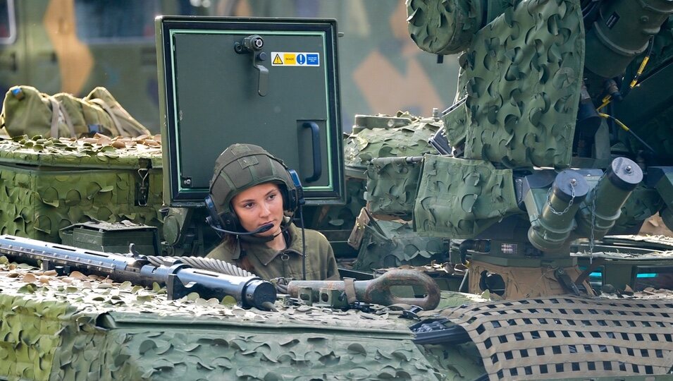 Ingrid Alexandra de Noruega en un tanque durante su servicio militar en Skjold