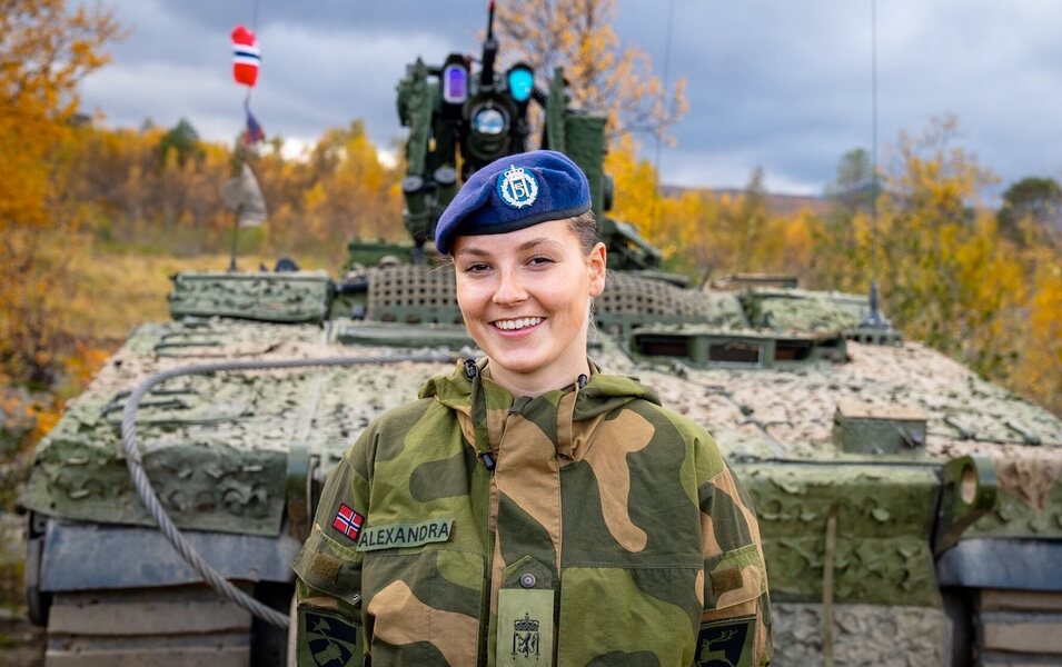 Ingrid Alexandra de Noruega como la soldado Alexandra en el Batallón de Ingenieros de Skjold