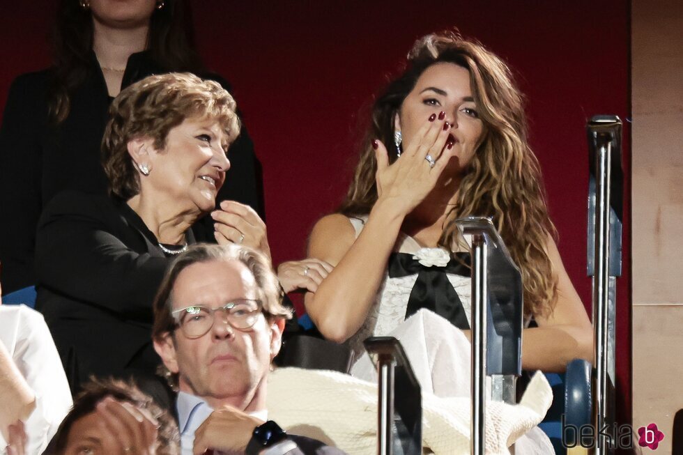 Penélope Cruz se emociona con las palabras de Javier Bardem tras recibir el Premio Donostia