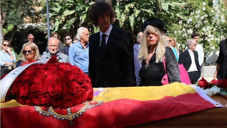 Gunilla Von Bismarck y su hijo Francisco en el funeral de Luis Ortiz