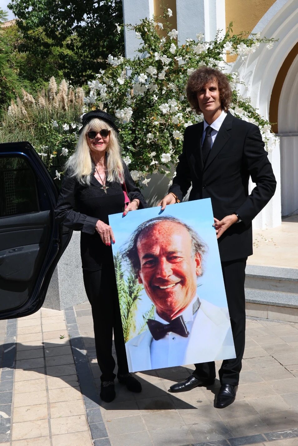 Gunilla Von Bismarck y su hijo Francisco con una foto de Luis Ortiz en su funeral