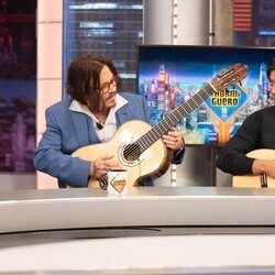 Johnny Depp y Riccardo Scamarcio tocando la guitarra en 'El Hormiguero'