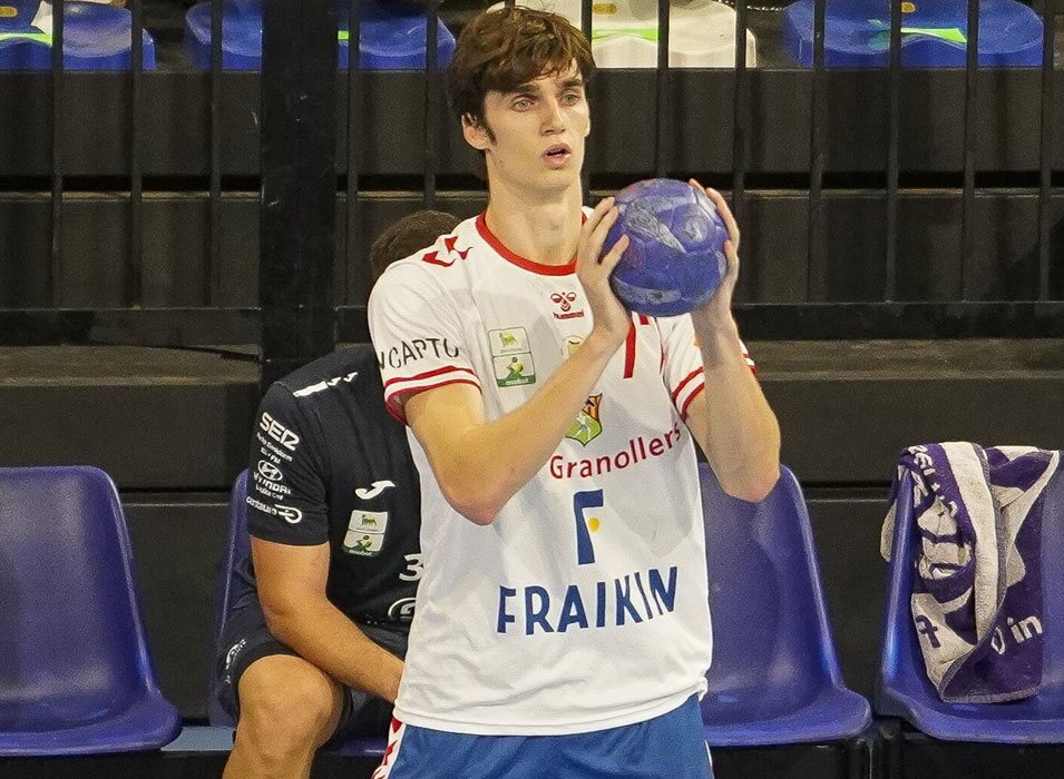 Pablo Urdangarin jugando un partido de balonmano en Granollers