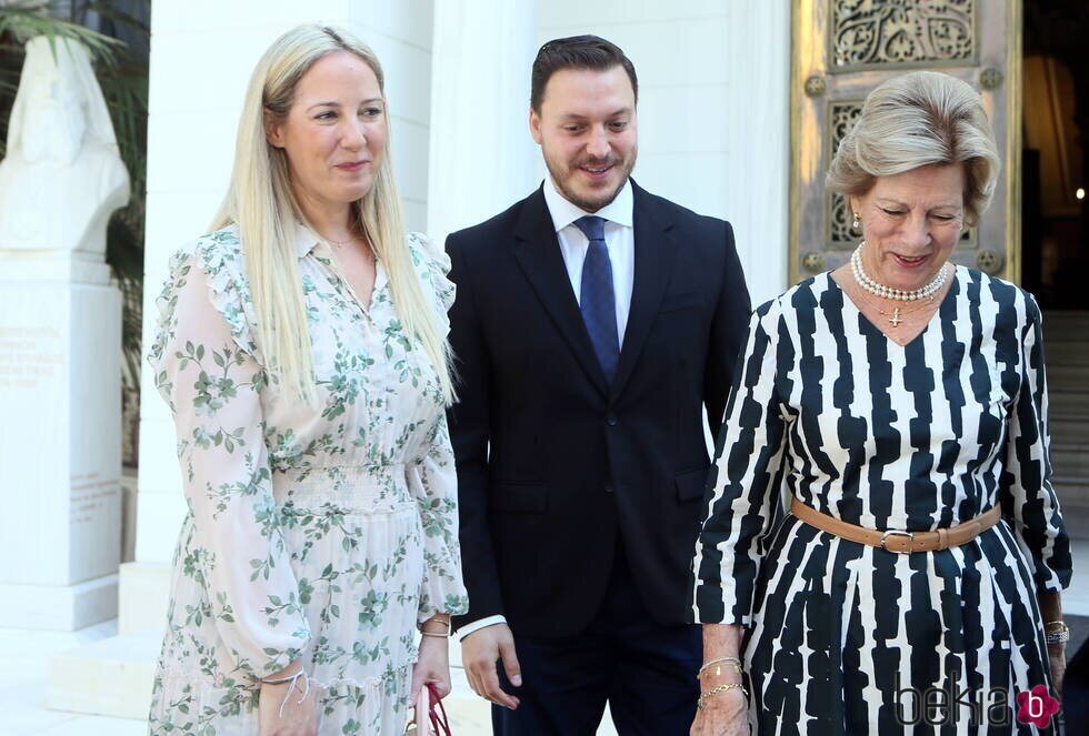 Theodora de Grecia y Matthew Kumar con Ana María de Grecia antes de su boda