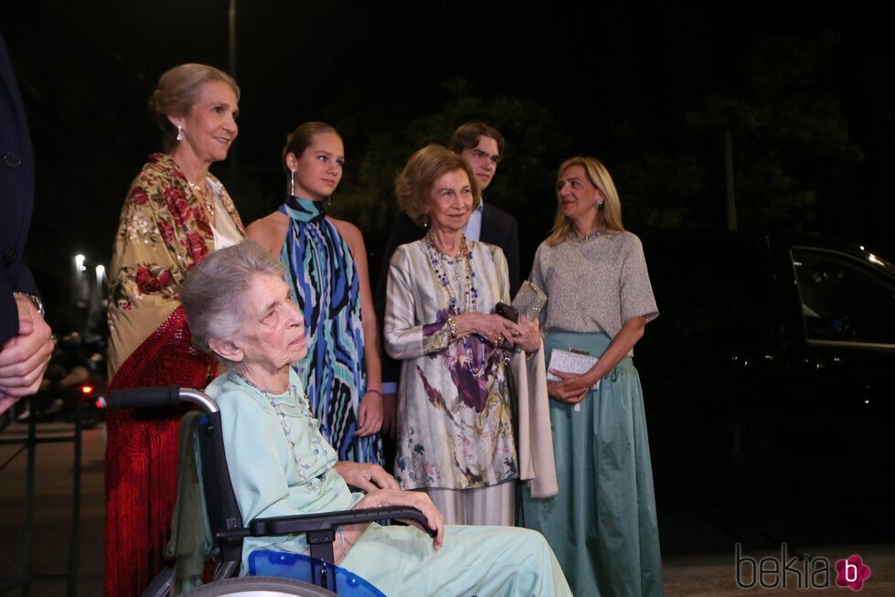 La Reina Sofía, las Infantas Elena y Cristina, Miguel e Irene Urdangarin y la Princesa Irene en la preboda de Theodora de Grecia