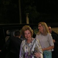 La Reina Sofía llega muy sonriente a la cena privada previa a la boda de Theodora de Grecia