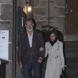 Los Reyes Felipe y Letizia, cogidos del brazo tras una cena en Combarro