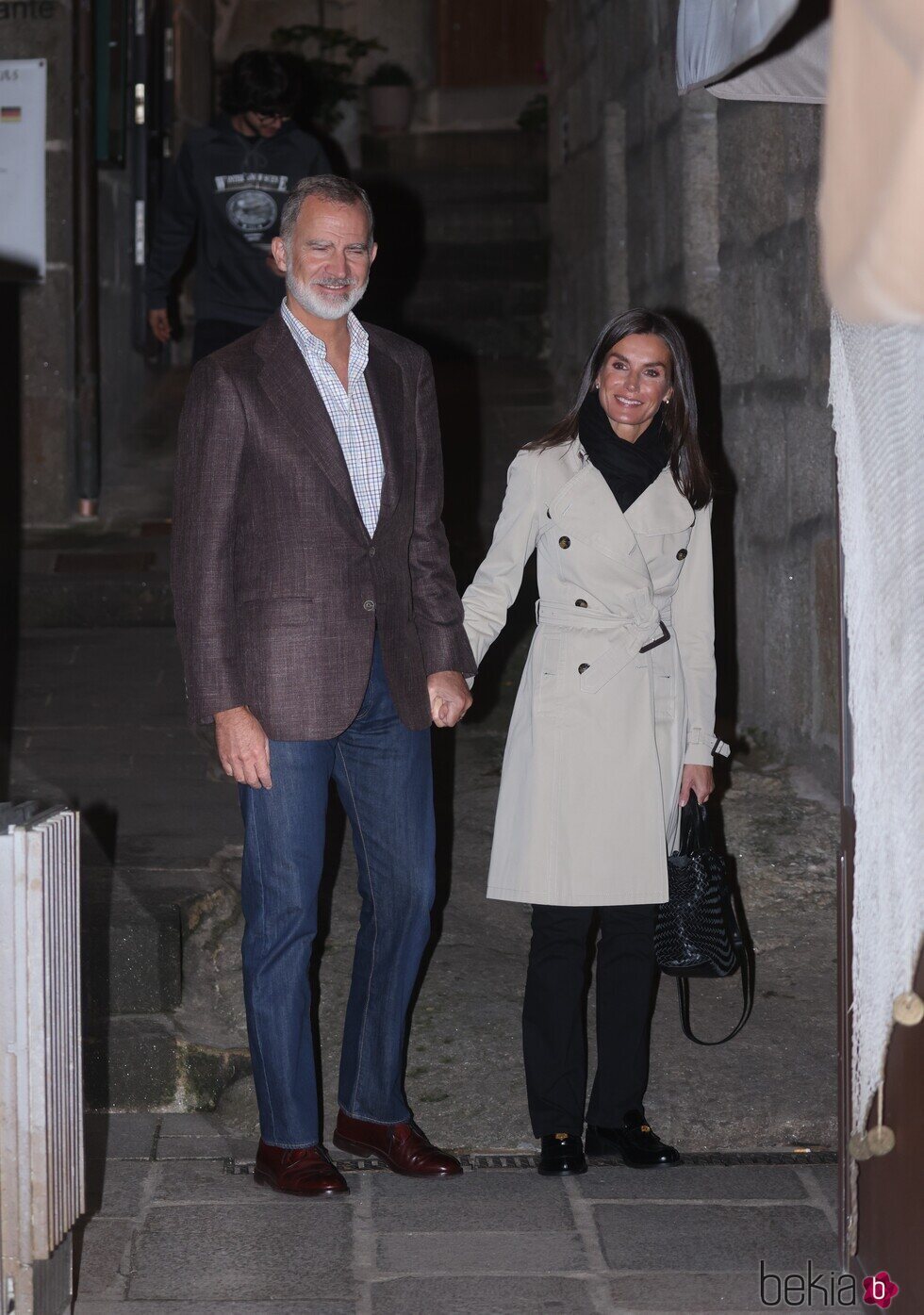 Los Reyes Felipe y Letizia, de la mano tras una cena en Combarro