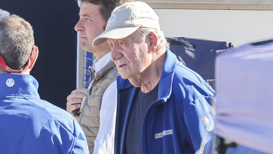 El Rey Juan Carlos en las regatas de Sanxenxo tras su encuentro con los Reyes Felipe y Letizia y la Princesa Leonor