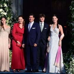 La Princesa Alexia de Grecia y Carlos Morales con tres de sus cuatro hijos en la boda de Theodora de Grecia