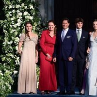 La Princesa Alexia de Grecia y Carlos Morales con tres de sus cuatro hijos en la boda de Theodora de Grecia