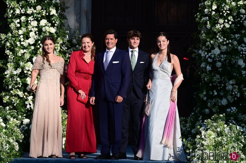 La Princesa Alexia de Grecia y Carlos Morales con tres de sus cuatro hijos en la boda de Theodora de Grecia