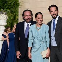 El Príncipe Philippos de Grecia y Nina Flohr junto al padre de ella, Thomas Flohr, en la boda de Theodora de Grecia