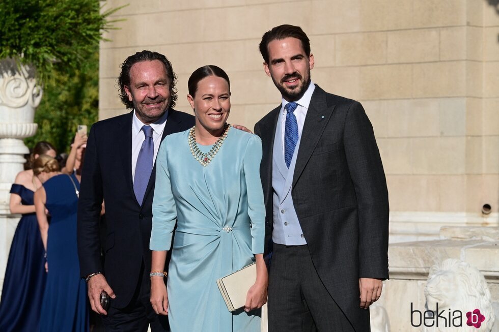 El Príncipe Philippos de Grecia y Nina Flohr junto al padre de ella, Thomas Flohr, en la boda de Theodora de Grecia