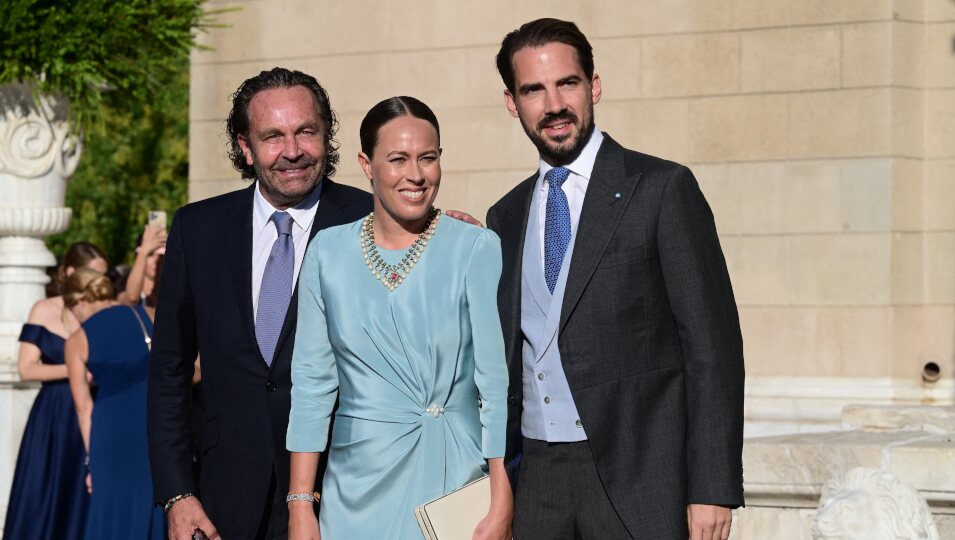 El Príncipe Philippos de Grecia y Nina Flohr junto al padre de ella, Thomas Flohr, en la boda de Theodora de Grecia