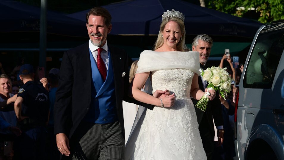 Theodora de Grecia llega del brazo de Pablo de Grecia a la boda