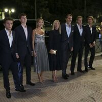 Pablo y Marie Chantal de Grecia con sus cinco hijos en la cena previa a la boda de Theodora de Grecia y Matthew Kumar