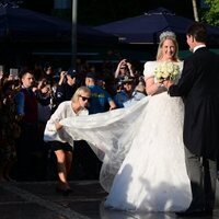 La Princesa Theodora de Grecia se baja del coche junto a su hermano, Pablo de Grecia, en su boda con Matthew Kumar